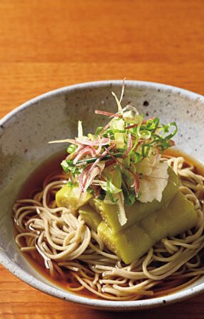 エビ天も鴨もない。山形出身の店主が打つ十割蕎麦が楚々として美しい