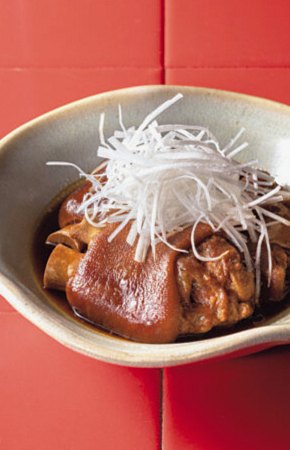 黒糖焼酎に合う豚足に、中華麺で作るもつナポリタン。編集部が選んだ三ツ星店の逸品