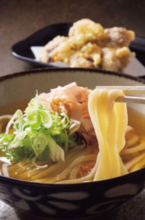 生地の熟成中にブルースやハードロックを聴かせる!? 本場・愛媛の味と風情を楽しめるうどん屋
