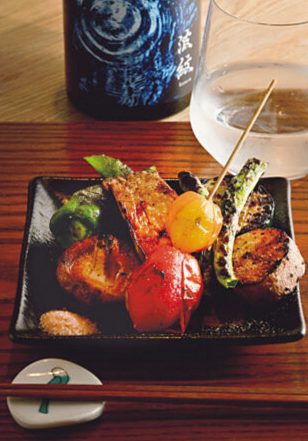 大井町の焼鳥店で約130種の本格焼酎が飲み放題。備長炭で焼く地鶏とちろりで燗付けする湯割りに感動