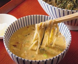 【日本橋】彗星のごとく現れた「進化系」立ち食い蕎麦！ユニークなメニューと旨さ、ボリュームに思わずにっこり
