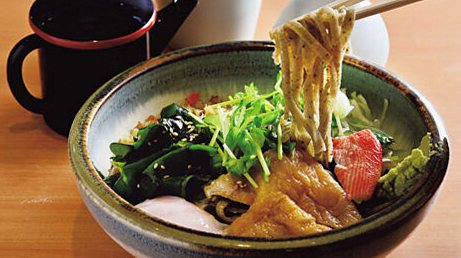 人形町の名店が打つ粗挽き蕎麦、麺肌に星が散る美しさと野趣あふれる風味に編集部も驚いた
