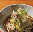 エビ天も鴨もない。山形出身の店主が打つ十割蕎麦が楚々として美しい