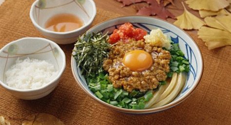 丸亀製麺×松岡昌宏の新作「肉辛まぜうどん」 生ニンニクと辛さで“振り切った”一杯が10月6日発売