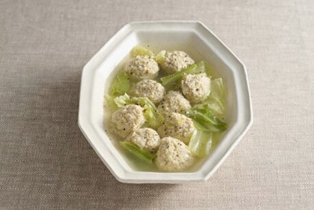 【レシピ】「玉葱麹」も手作り。体にやさしい「鶏だんごとキャベツの玉葱麹煮」