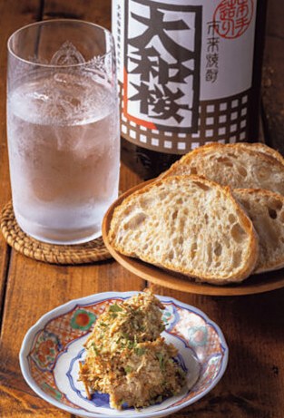 ナチュラルワインと芋焼酎が並ぶ店。鹿児島出身の店主が作るフレンチベースの惣菜が幡ヶ谷に誕生